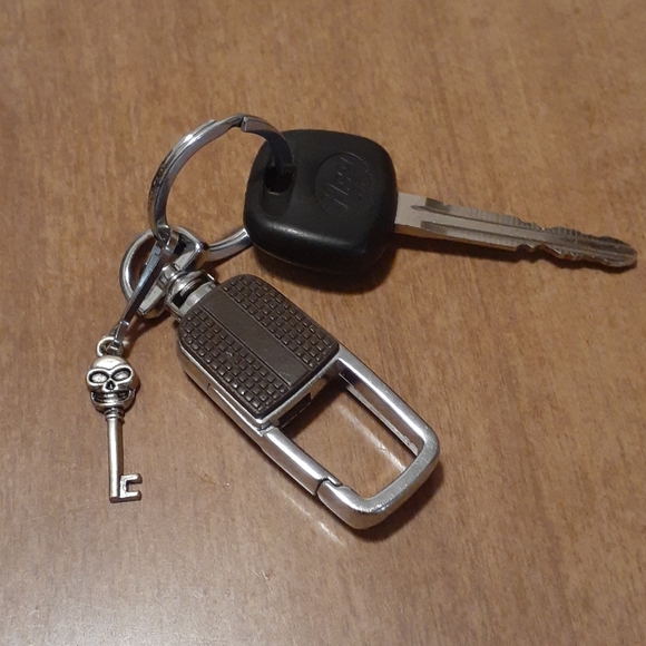 Set of 2 Skull Key Clip-On Attachments - Picture 3 of 4